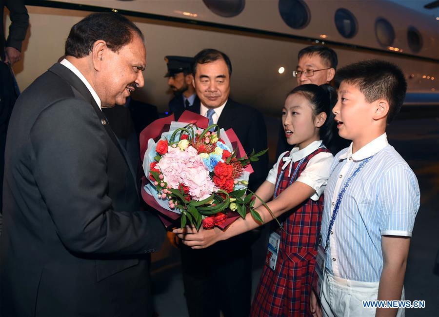 (SCO SUMMIT) CHINA-QINGDAO-SCO-PAKISTAN-MAMNOON HUSSAIN-ARRIVAL (CN)