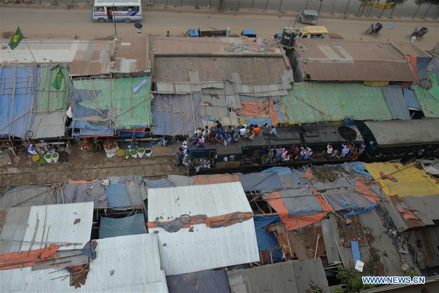 BANGLADESH-DHAKA-RAILWAY-SLUMS