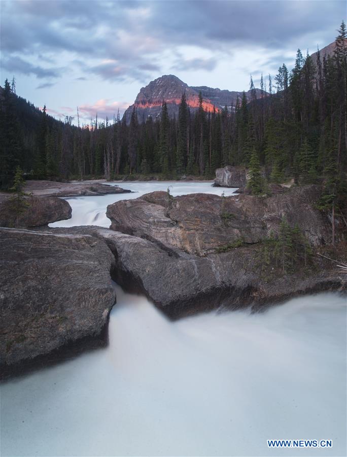 CANADA-ROCKY MOUNTAINS-SUMMER-SCENERY