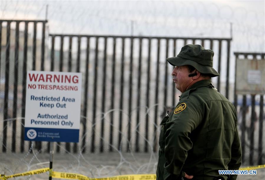 U.S.-SAN DIEGO-BORDER FENCE-MIGRANTS