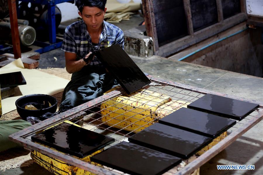 MYANMAR-BAGAN-TRADITIONAL HANDICRAFT-LACQUERWARE-WORKSHOP