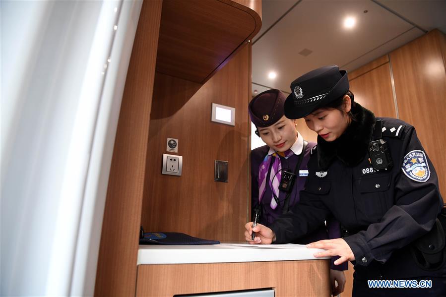 CHINA-HEFEI-SPRING FESTIVAL TRAVEL RUSH-RAILWAY POLICEWOMEN (CN)