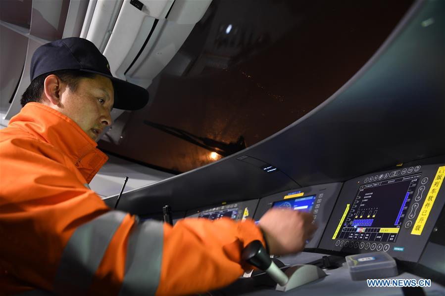 CHINA-ANHUI-HEFEI-BULLET TRAIN-SHUNTING OPERATION (CN)