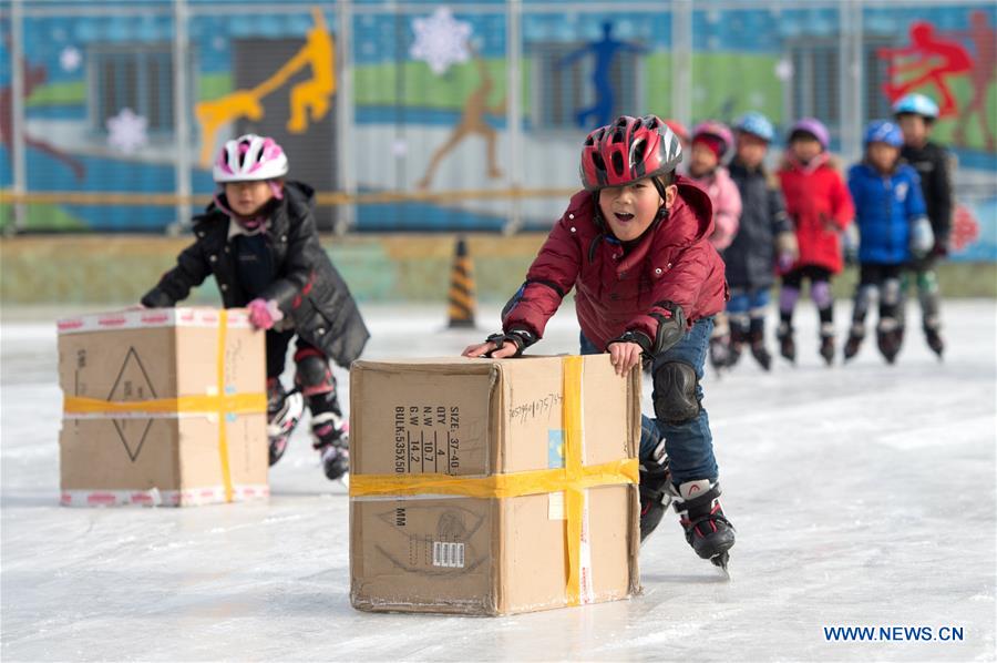 (SP)CHINA-BEIJING-YANQING-PRIMARY SCHOOL STUDENTS-SKATING(CN)