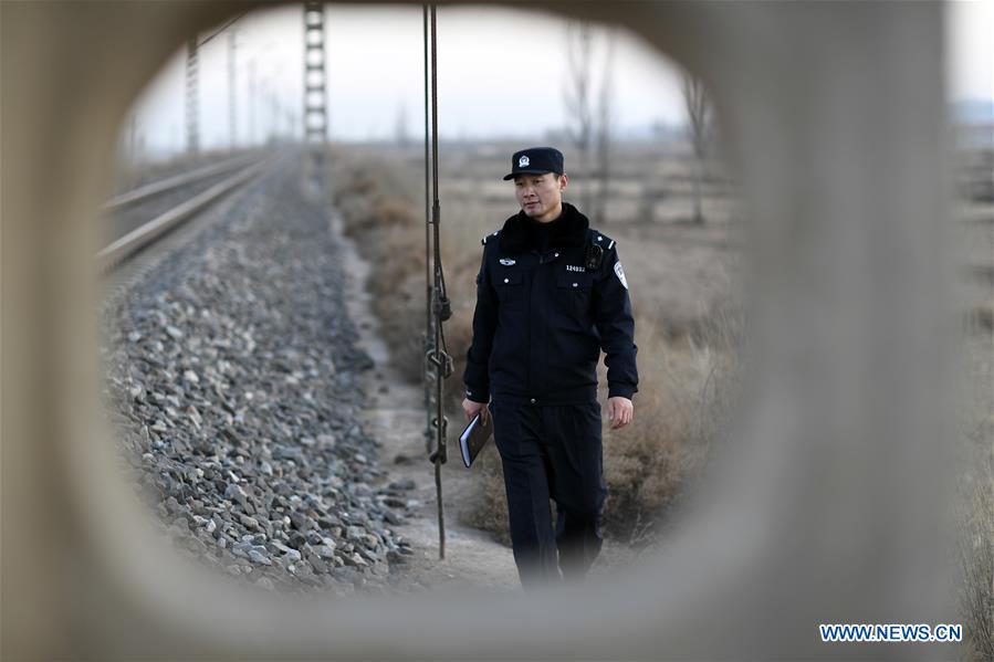 Xinhua Headlines: Guarding a 36-km railway line with love