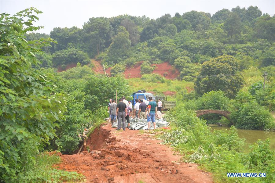 CHINA-HUNAN-XIANGTAN-FLOOD FIGHTING (CN)