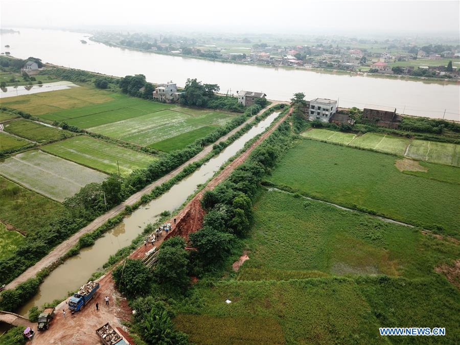 CHINA-HUNAN-XIANGTAN-FLOOD FIGHTING (CN)