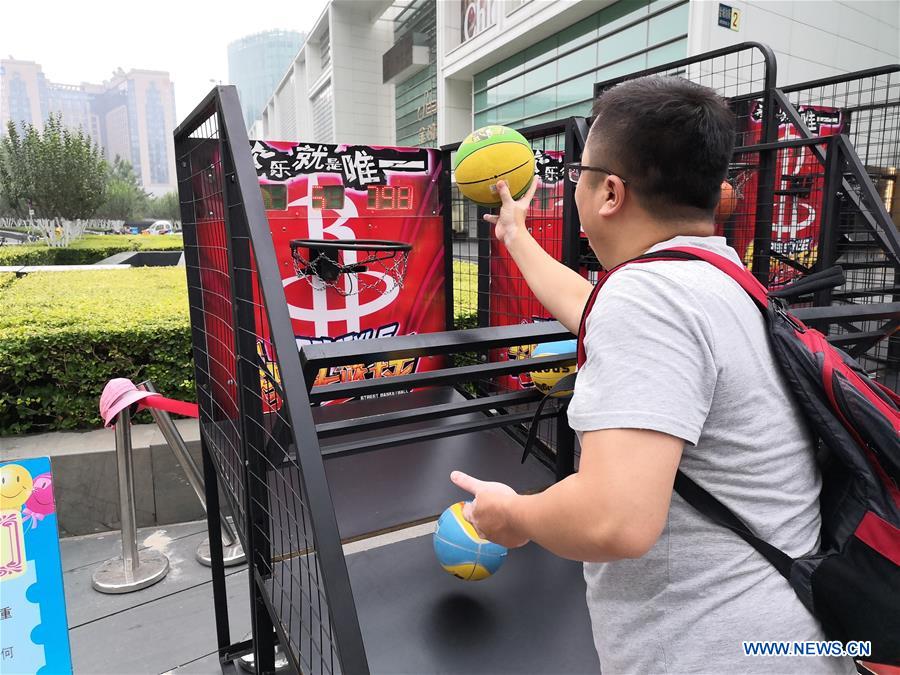 (BeijingCandid)CHINA-BEIJING-STREET GAME (CN)