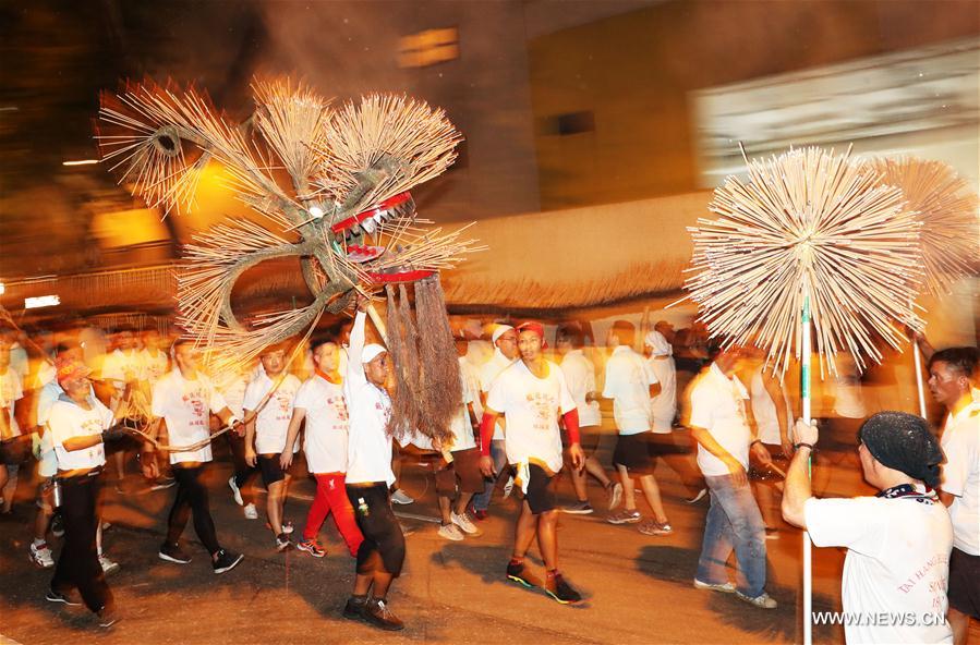 CHINA-HONG KONG-FIRE DRAGON DANCE (CN)