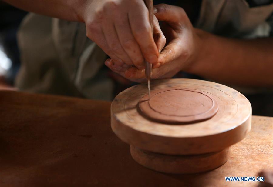 CHINA-YUNNAN-DEQEN-POTTERY-BLACK CLAY (CN)