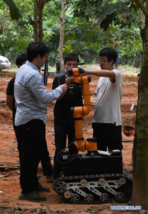 CHINA-HAINAN-RUBBER TAPPING ROBOT (CN)