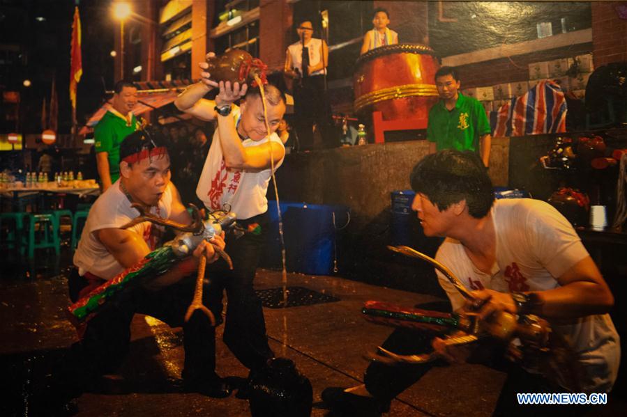 CHINA-MACAO-FISHMONGER-TRADITIONAL DRUNKEN DRAGON DANCE (CN)