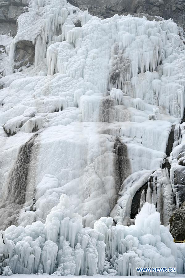 CHINA-NINGXIA-YINCHUAN-FROZEN WATERFALL (CN)