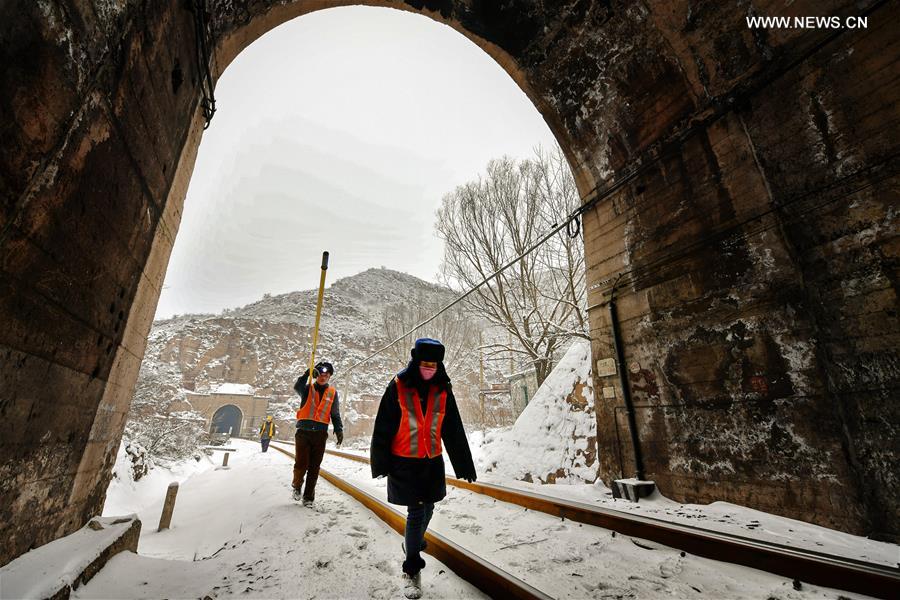 CHINA-SHANXI-RAILWAY MAINTENANCE-COUPLE (CN)