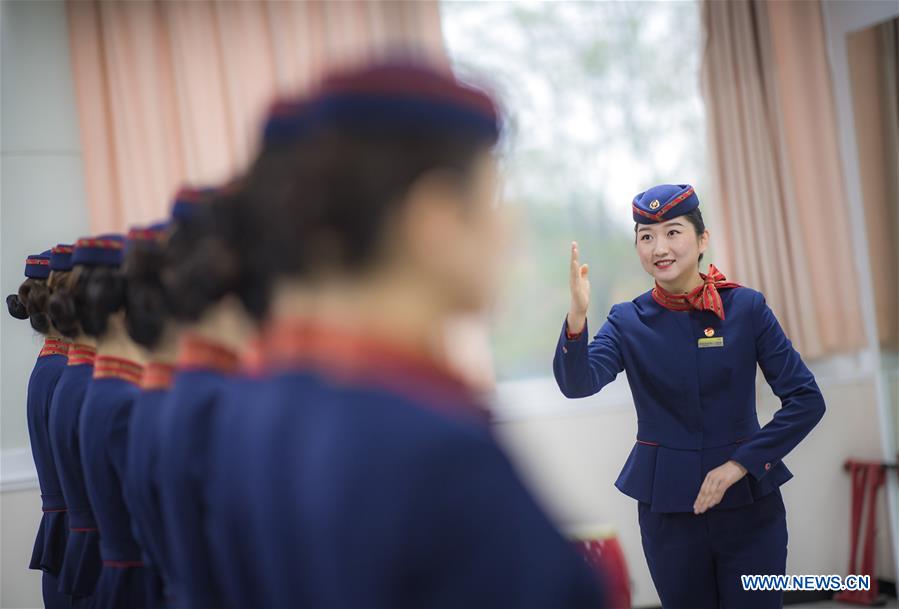 CHINA-HUBEI-SPRING FESTIVAL TRAVEL RUSH-WORKERS BEHIND THE SCENES (CN)