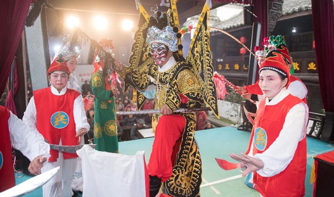 Art troupes perform for villagers in Zhejiang to greet Spring Festival