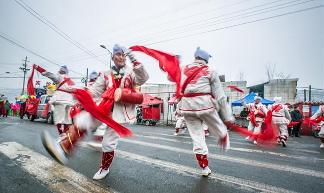 Folk artists perform to greet upcoming Lantern Festival in N China's Shanxi