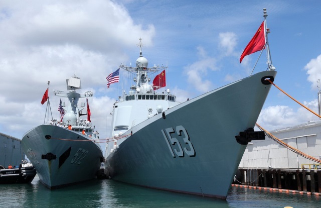 停泊珍珠港碼頭的中國海軍艦艇編隊導彈驅(qū)逐艦西安艦（右）和導彈護衛(wèi)艦衡水艦。