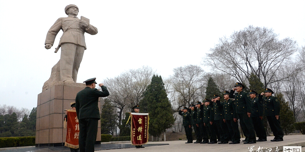 雷鋒生前所在團官兵為老班長雷鋒掃墓