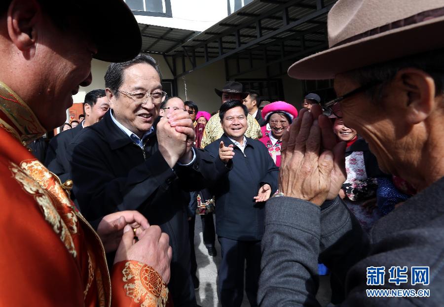 這是5月16日，俞正聲在香格里拉縣建塘鎮(zhèn)金龍社區(qū)與居民們親切交談。 新華社記者 劉衛(wèi)兵 攝