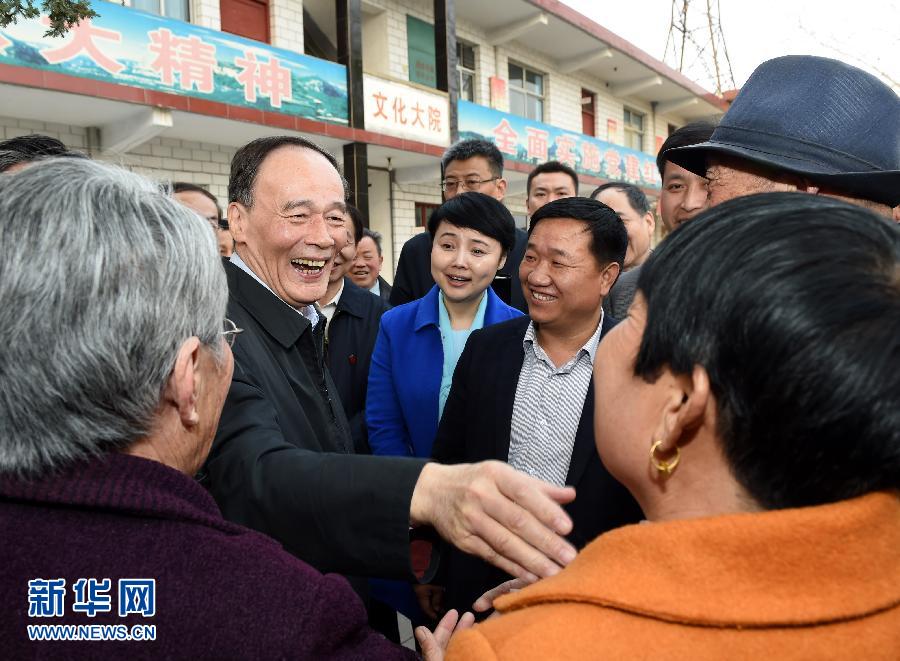 3月27日至28日，中共中央政治局常委、中央紀委書記王岐山到河南省調(diào)研，并主持召開座談會。這是3月27日王岐山在河南林州姚村鎮(zhèn)馮家口村同村民親切交談。 新華社記者 饒愛民 攝