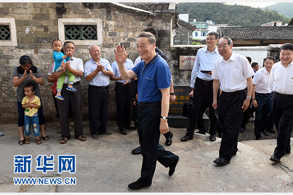 9月24日至26日，中共中央政治局常委、中央紀(jì)委書(shū)記王岐山在福建調(diào)研。這是9月24日，王岐山在連城縣紅四軍革命舊址參觀時(shí)，向附近的村民揮手致意。新華社記者張鐸攝