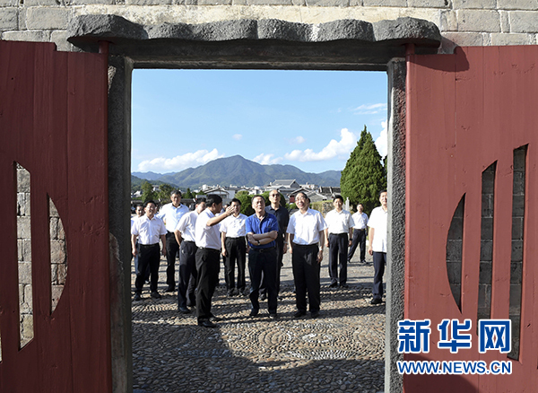 9月24日至26日，中共中央政治局常委、中央紀(jì)委書(shū)記王岐山在福建調(diào)研。這是9月24日，王岐山在上杭縣古田鎮(zhèn)參觀古田會(huì)議會(huì)址。新華社記者張鐸攝