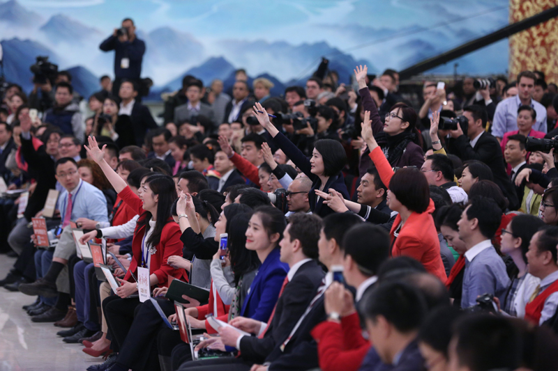 3月15日，國(guó)務(wù)院總理李克強(qiáng)在北京人民大會(huì)堂與中外記者見(jiàn)面，并回答記者提問(wèn)。這是記者舉手爭(zhēng)取提問(wèn)機(jī)會(huì)。 新華社記者 才揚(yáng) 攝