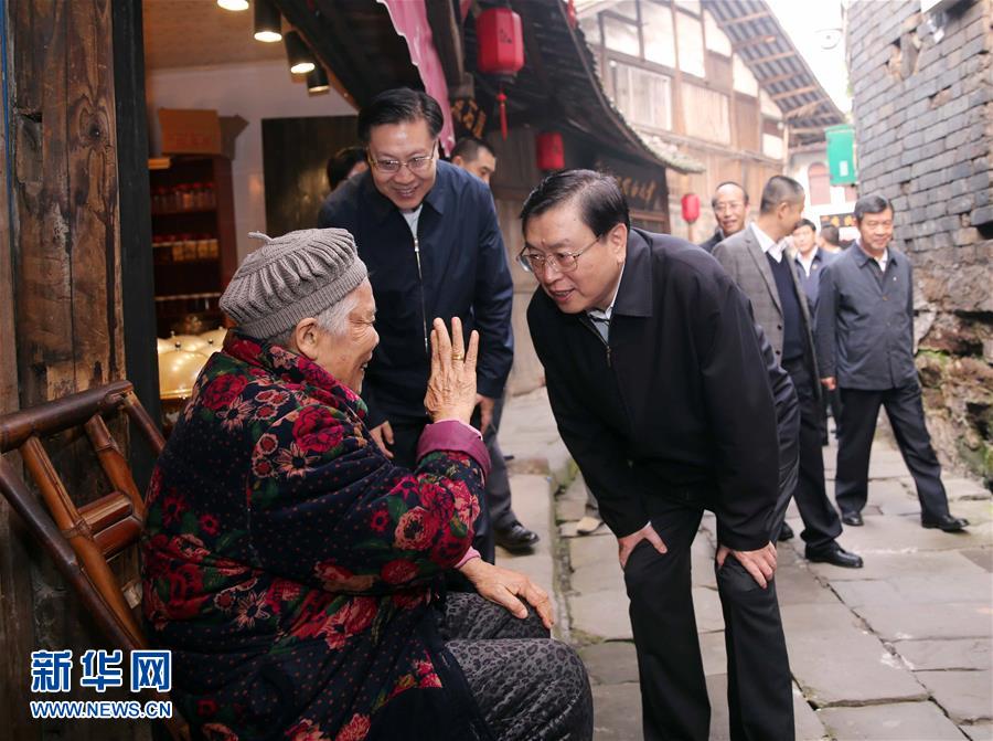 這是11月21日，張德江在宜賓李莊鎮(zhèn)同濟社區(qū)與居民親切交談。 新華社記者 劉衛(wèi)兵 攝 