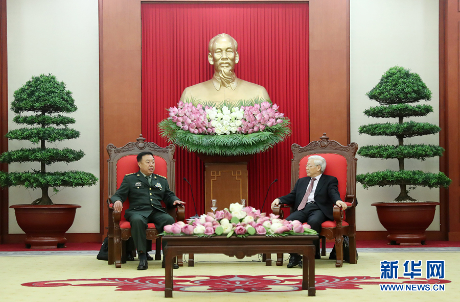 6月18日，在越南首都河內(nèi)，正在越南訪問(wèn)的中央軍委副主席范長(zhǎng)龍（左）會(huì)見(jiàn)越共中央總書(shū)記阮富仲。 新華社發(fā)（李曉偉攝） 