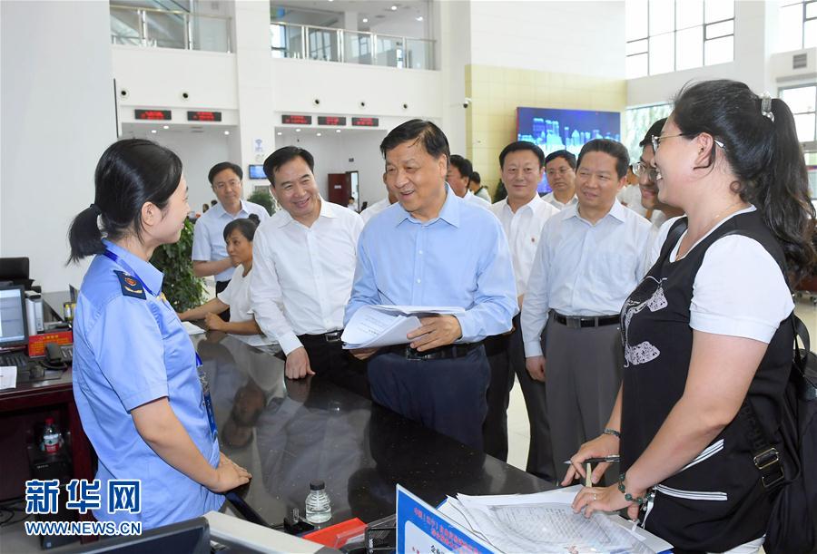 6月22日至24日，中共中央政治局常委、中央書記處書記劉云山在遼寧調(diào)研。這是6月22日，劉云山在中國（遼寧）自貿(mào)試驗區(qū)營口片區(qū)與干部群眾深入交流。新華社記者 張鐸 攝