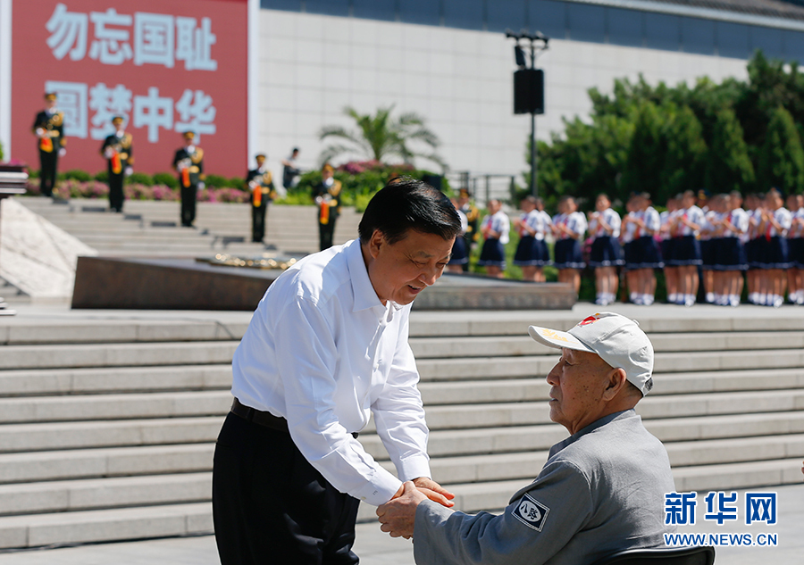 7月7日，紀(jì)念全民族抗戰(zhàn)爆發(fā)80周年儀式在中國人民抗日戰(zhàn)爭紀(jì)念館舉行。中共中央政治局常委、中央書記處書記劉云山出席儀式并講話。這是儀式開始前，劉云山與老八路代表握手。新華社記者崔新鈺攝