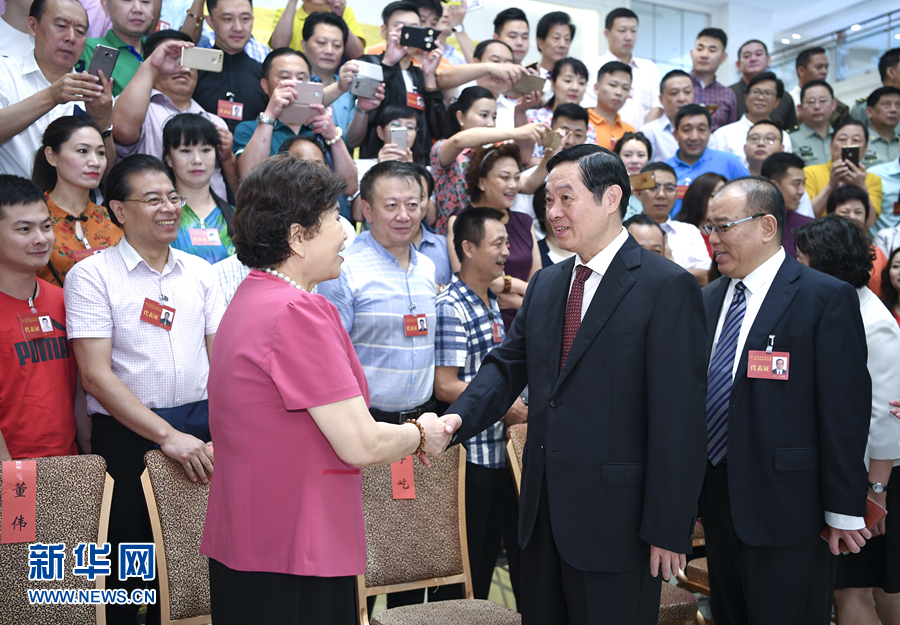 7月19日，中國曲藝家協(xié)會第八次全國代表大會在北京召開。中共中央政治局委員、中央書記處書記、中宣部部長劉奇葆出席開幕式并講話。這是開幕式前，劉奇葆接見與會代表。新華社記者 張領 攝