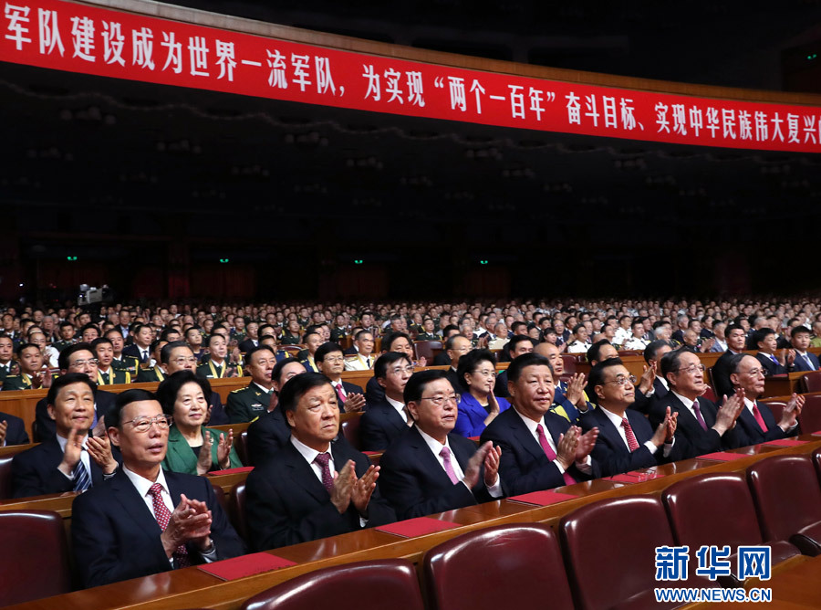 7月28日，慶祝中國(guó)人民解放軍建軍90周年文藝晚會(huì)《在黨的旗幟下》在北京人民大會(huì)堂舉行。中共中央總書(shū)記、國(guó)家主席、中央軍委主席習(xí)近平和李克強(qiáng)、張德江、俞正聲、劉云山、王岐山、張高麗等黨和國(guó)家領(lǐng)導(dǎo)人，與首都3000多名各界群眾一起觀看演出。新華社記者 馬占成 攝