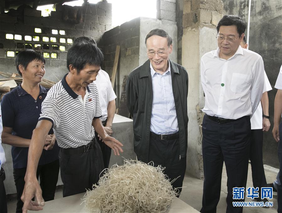 9月3日至5日，中共中央政治局常委、中央紀委書記、中央巡視工作領(lǐng)導(dǎo)小組組長王岐山在湖南省調(diào)研并主持召開巡察工作座談會。這是9月4日，王岐山在瀏陽市官橋鎮(zhèn)石灰嘴村貧困戶家中了解脫貧情況。新華社記者 王曄 攝

