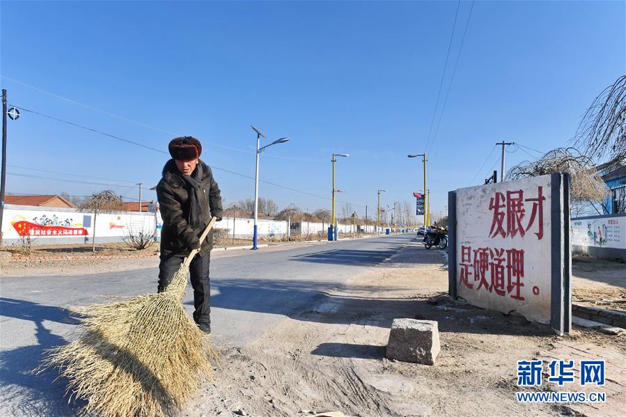 （新華全媒頭條·新時(shí)代新氣象新作為·圖文互動）（1）抬腳踏上水泥路，出門坐上公交車——我國竭力破除農(nóng)村交通“最后一公里”瓶頸