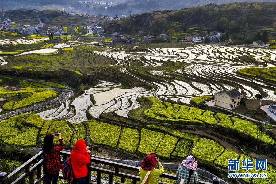 （新華全媒頭條·兩會精神看落實·圖文互動）（4）適應發(fā)展新方位 奮進決勝長征路