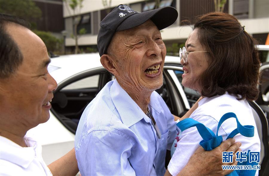 （圖片故事）（2）“希望老人”的第100次老區(qū)助學之旅