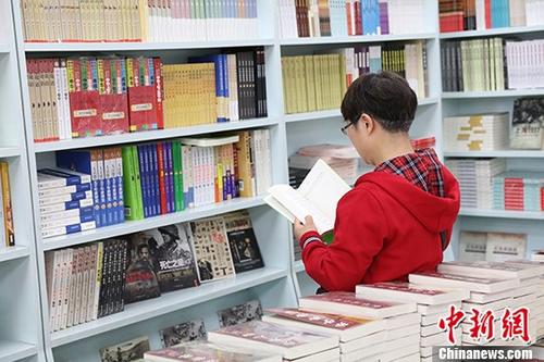 5月9日，一女子在哈爾濱市某書店選購圖書。從5月1日至5月4日，全國32家紙廠宣布漲價，各紙種漲價幅度為每噸100元至300元不等。對此，出版行業(yè)業(yè)內(nèi)人士表示“因為紙張價格上漲，直接造成了出版成本的明顯增加，出版行業(yè)只能被迫對圖書定價進(jìn)行調(diào)整。”
<a target='_blank' >中新社</a>記者 于琨 攝