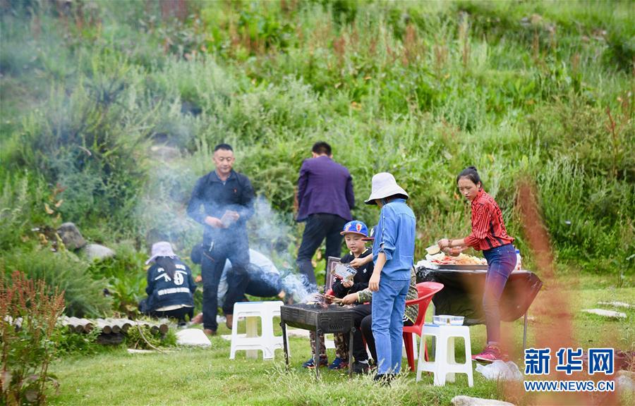 （社會(huì)）（6）夏日“過林卡” 親近大自然