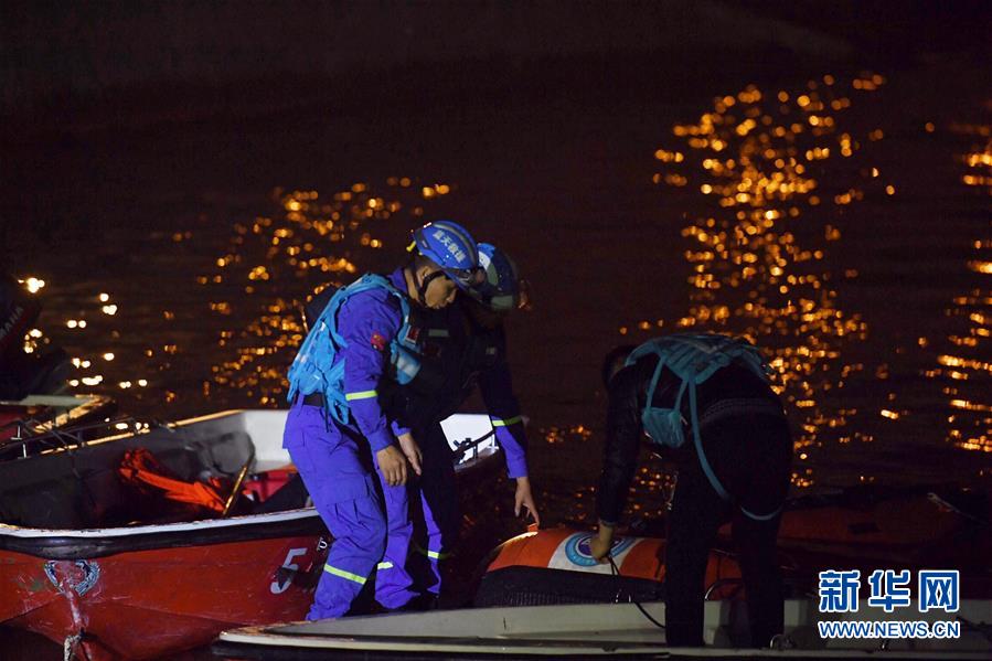 （重慶公交車墜江事故·圖文互動）（1）夜幕降臨，重慶萬州公交客車墜江事故救援工作仍在進行中