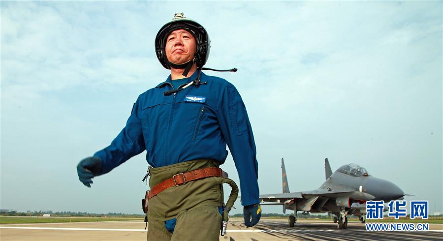 （新華全媒頭條·圖文互動）（1）戰(zhàn)鷹，為祖國奮飛——記空軍航空兵某旅旅長、特級飛行員郝井文