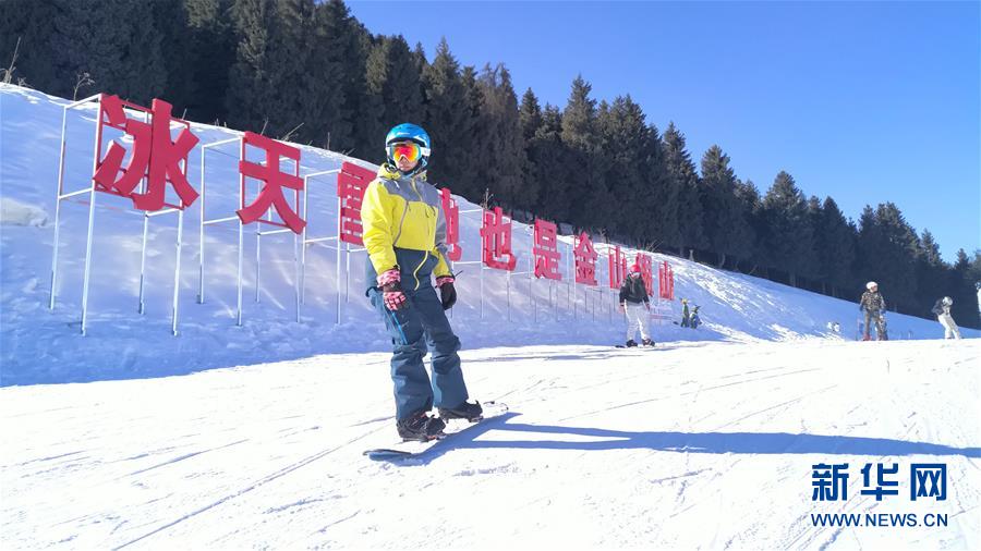 （新春走基層·圖文互動）（3）新疆“新年俗”：動物王國學知識 冰雪世界強身體