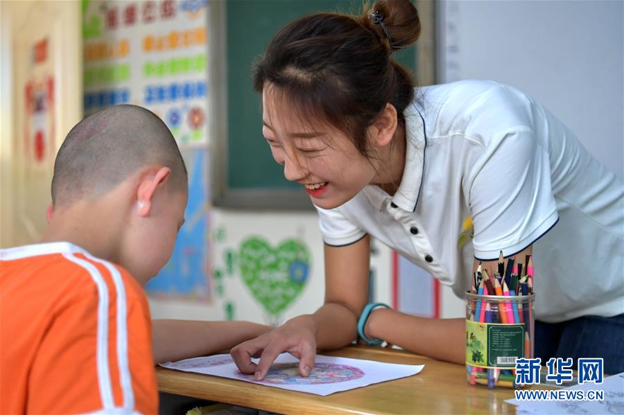 （在習(xí)近平新時(shí)代中國特色社會主義思想指引下——新時(shí)代新作為新篇章·總書記關(guān)心的百姓身邊事·圖文互動）（4）特別的愛，給特別的你——特殊教育的別樣風(fēng)景