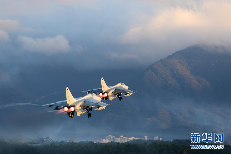 （新華全媒頭條·圖文互動(dòng)）（2）沿著中國特色強(qiáng)軍之路闊步前進(jìn)——黨中央、中央軍委領(lǐng)導(dǎo)推進(jìn)國防和軍隊(duì)建設(shè)70年紀(jì)實(shí)