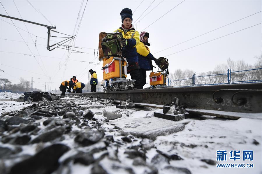 （新春走基層）（1）嚴(yán)寒下的“鐵路醫(yī)生”：風(fēng)雪中守護回家路