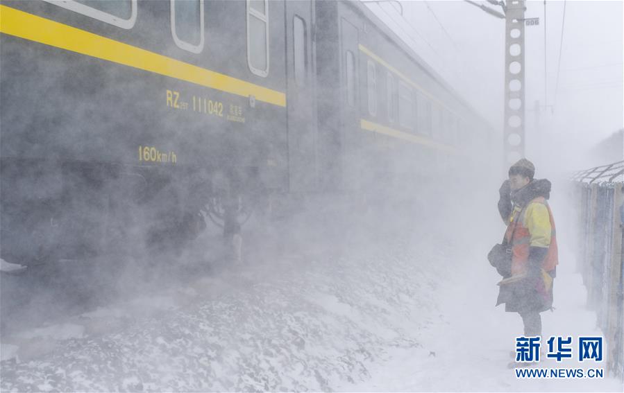 （新春走基層）（10）嚴寒下的“鐵路醫(yī)生”：風(fēng)雪中守護回家路