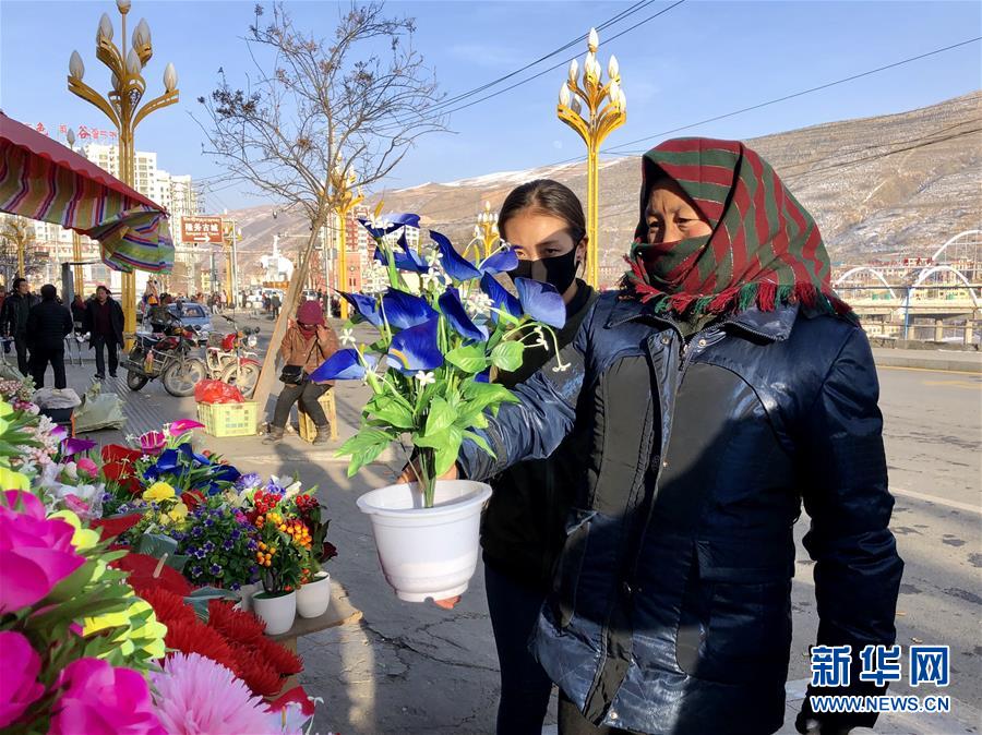 （新春走基層·圖文互動）（2）“只要備好年貨，新的一年就可以風(fēng)調(diào)雨順”——臘月藏區(qū)年貨市場見聞