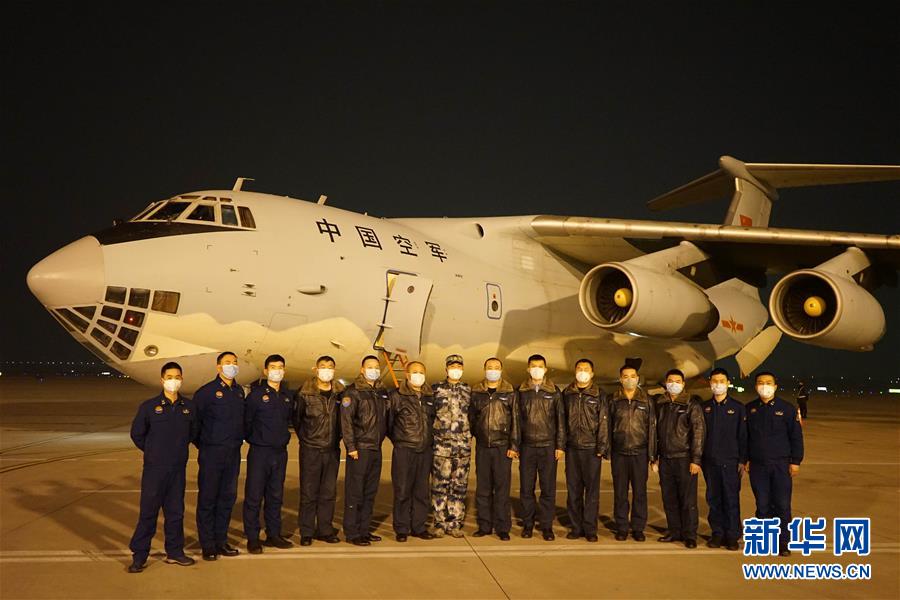 （新型肺炎疫情防控·圖文互動(dòng)）（2）除夕夜，他們這樣出征——空軍軍醫(yī)大學(xué)醫(yī)療隊(duì)出征武漢疫區(qū)見聞