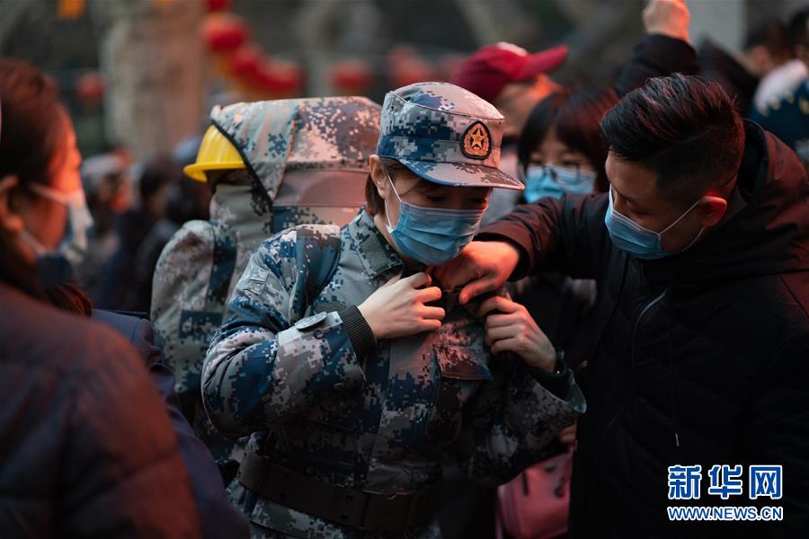 （新型肺炎疫情防控·圖文互動(dòng)）（1）除夕夜，他們這樣出征——空軍軍醫(yī)大學(xué)醫(yī)療隊(duì)出征武漢疫區(qū)見聞